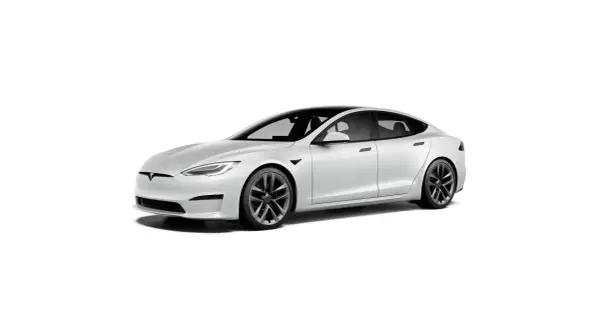 Biała Tesla Model S na białym tle. Sprawdź aktualną tesla cena i możliwości tego elektrycznego sedana.