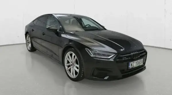 Eleganckie, czarne Audi A7 Sportback na jasnym tle. Sprawdź aktualną audi a7 cena i znajdź swój wymarzony samochód.