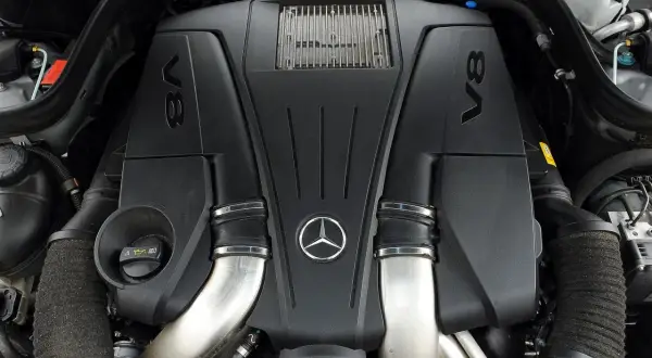 Silnik V8 z emblematem Mercedesa, serce mocnego w212 coupe.