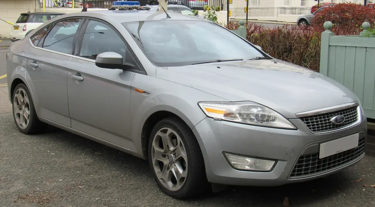 Srebrny Ford Mondeo MK4, często chwalony w opiniach, zaparkowany na ulicy.