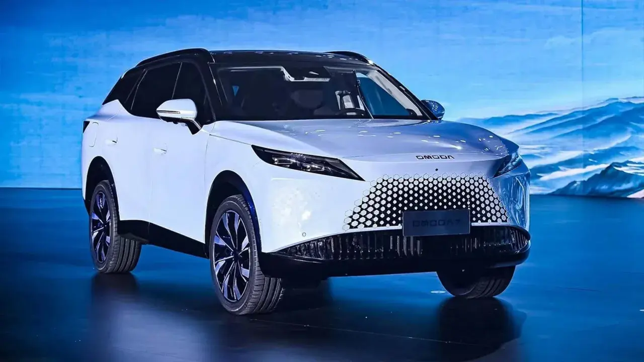 Biały OMODA 7 SUV z czarnym dachem i futurystycznym grillem. Poznaj jego imponujące omoda 7 wymiary.