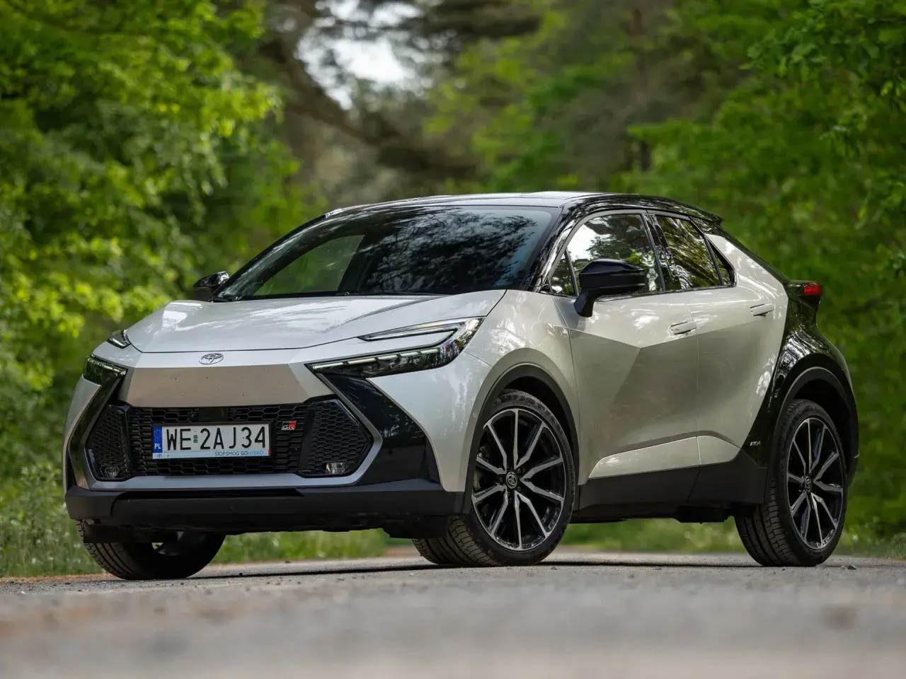 Nowe Toyota C-HR GR Sport. Czy warto? Sprawdź nasze opinie o tym stylowym hybrydowym SUV-ie.