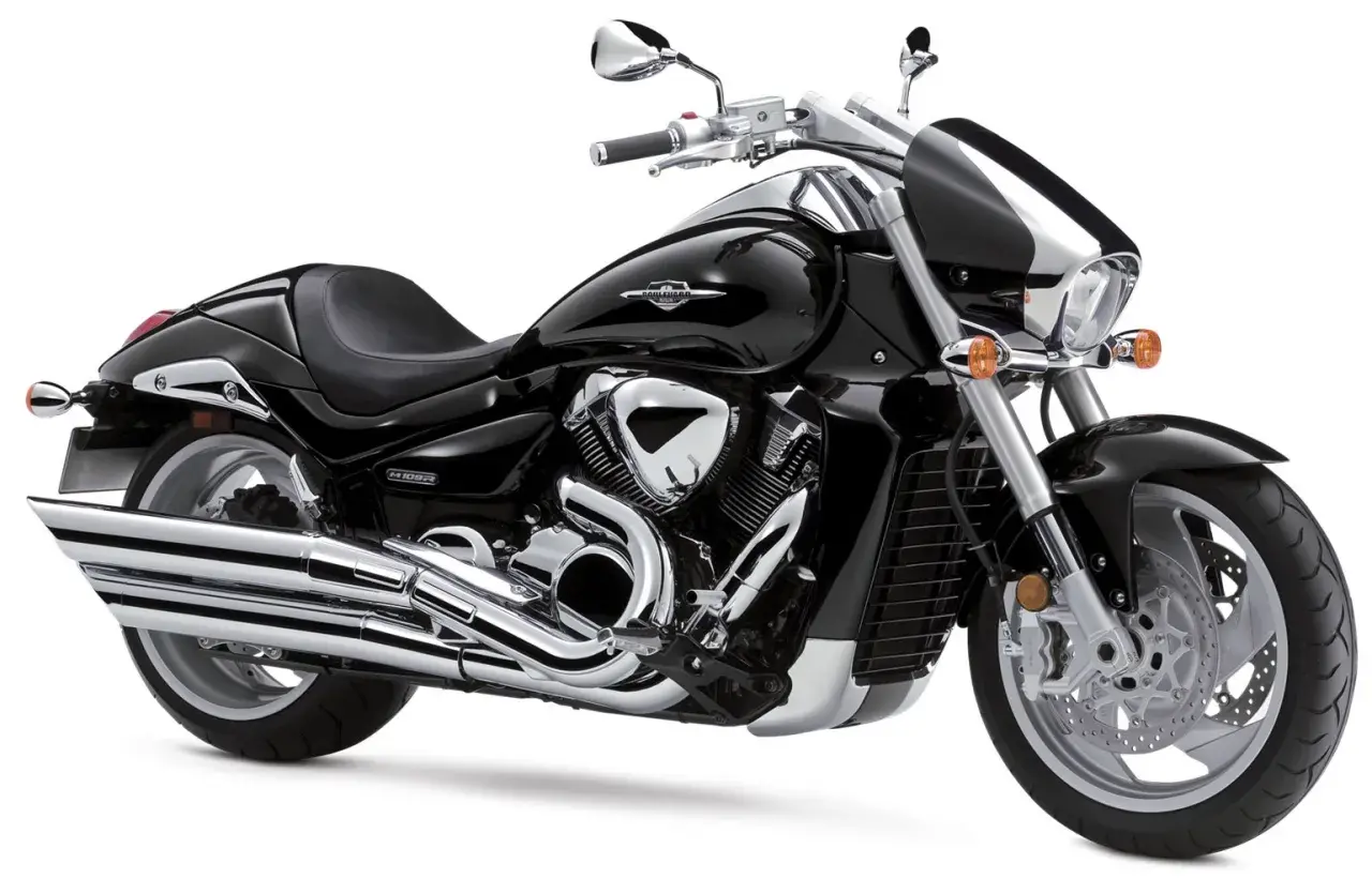Błyszczący, czarny motocykl Suzuki Boulevard M109R z chromowanymi detalami, gotowy na przejażdżkę.