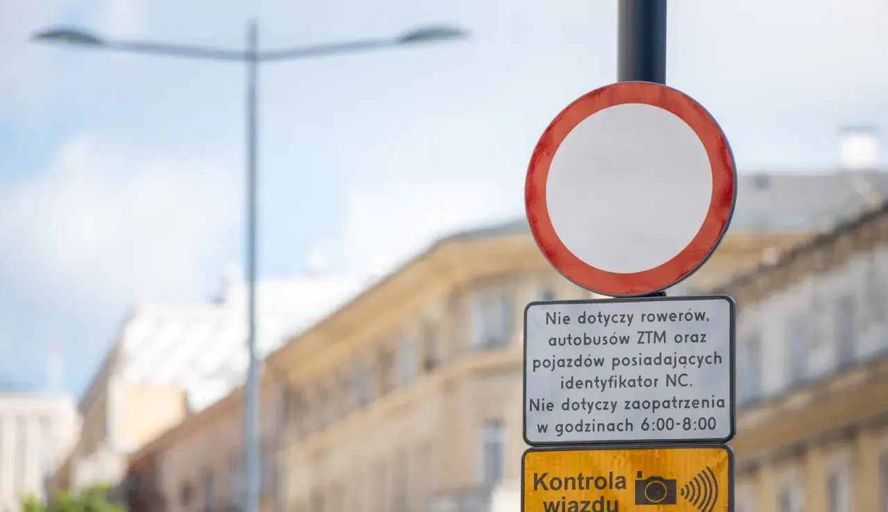Znak zakaz ruchu z tabliczką wyłączeń: nie dotyczy rowerów, autobusów ZTM i pojazdów z identyfikatorem NC.