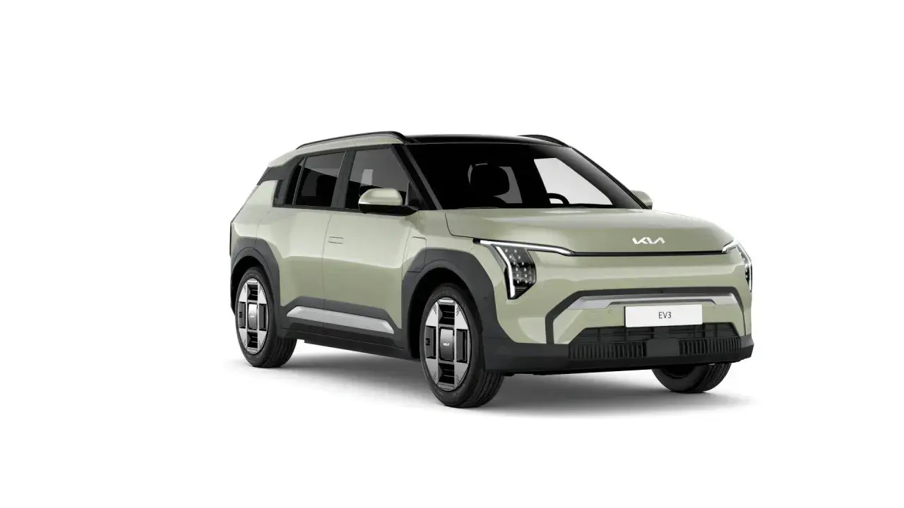 Nowy, zielony kia ev3 z czarnym dachem i futurystycznymi światłami.