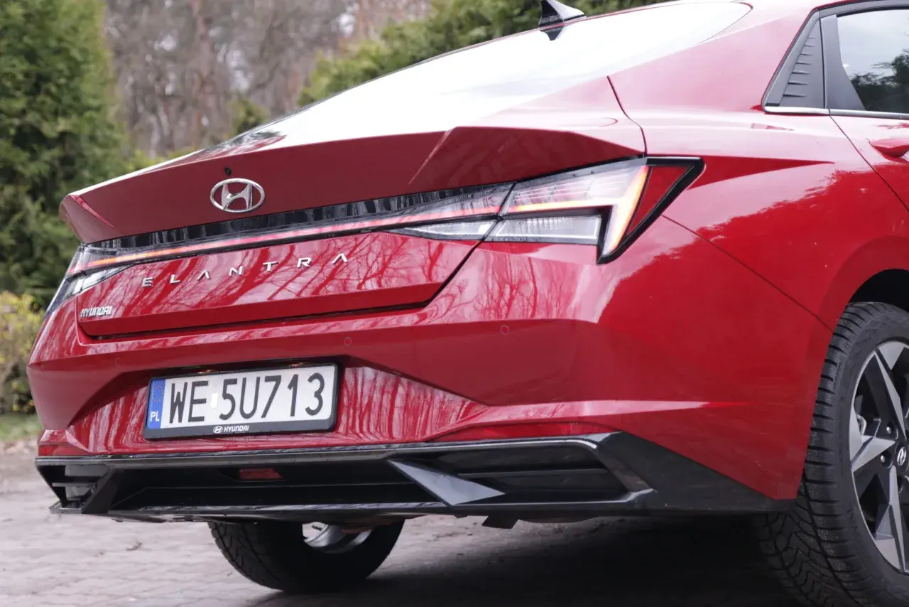Czerwony Hyundai Elantra z tyłu. Wiele osób szuka hyundai elantra opinie, a ten model prezentuje się świetnie.