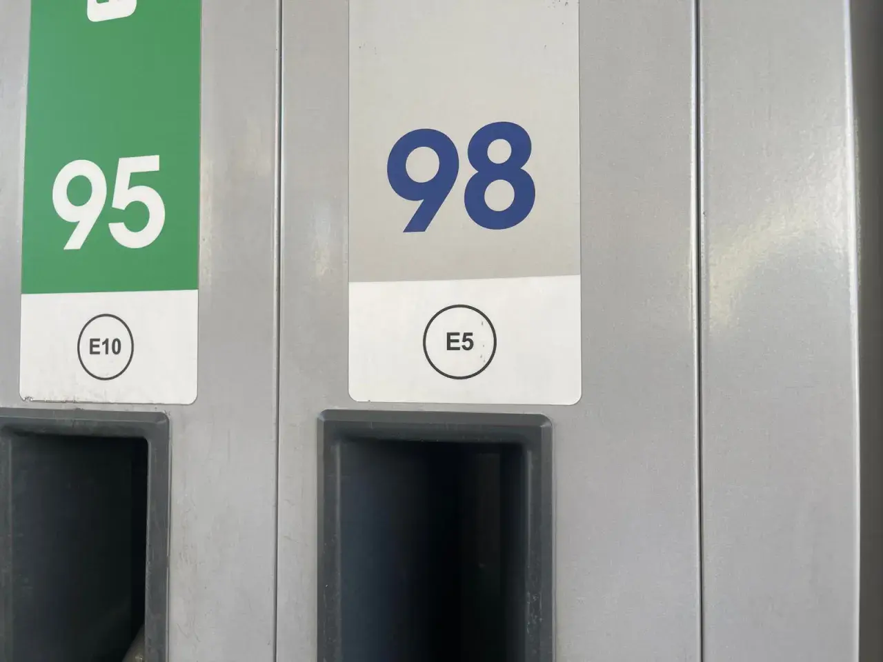 Dwa dystrybutory paliwa: jeden z zieloną etykietą "95 E10", drugi z białym "98 E5". Idealne dla Lexus NX 200t.