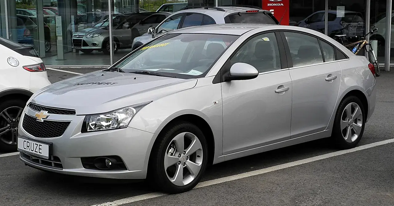Srebrny Chevrolet Cruze na parkingu. Wiele osób szuka chevrolet cruze opinie przed zakupem.