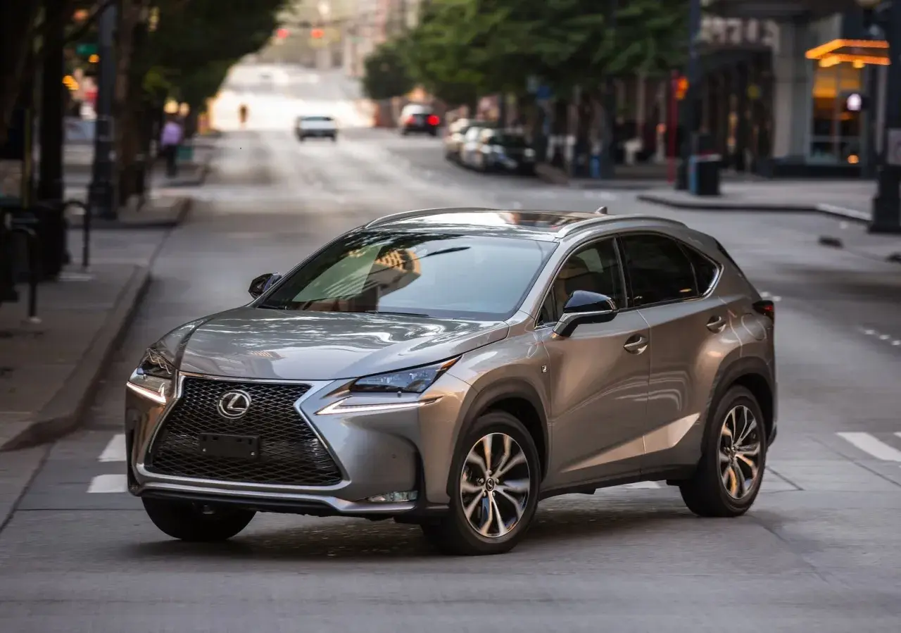 Srebrny Lexus NX na ulicy miasta. Wiele osób szuka lexus nx opinie przed zakupem.