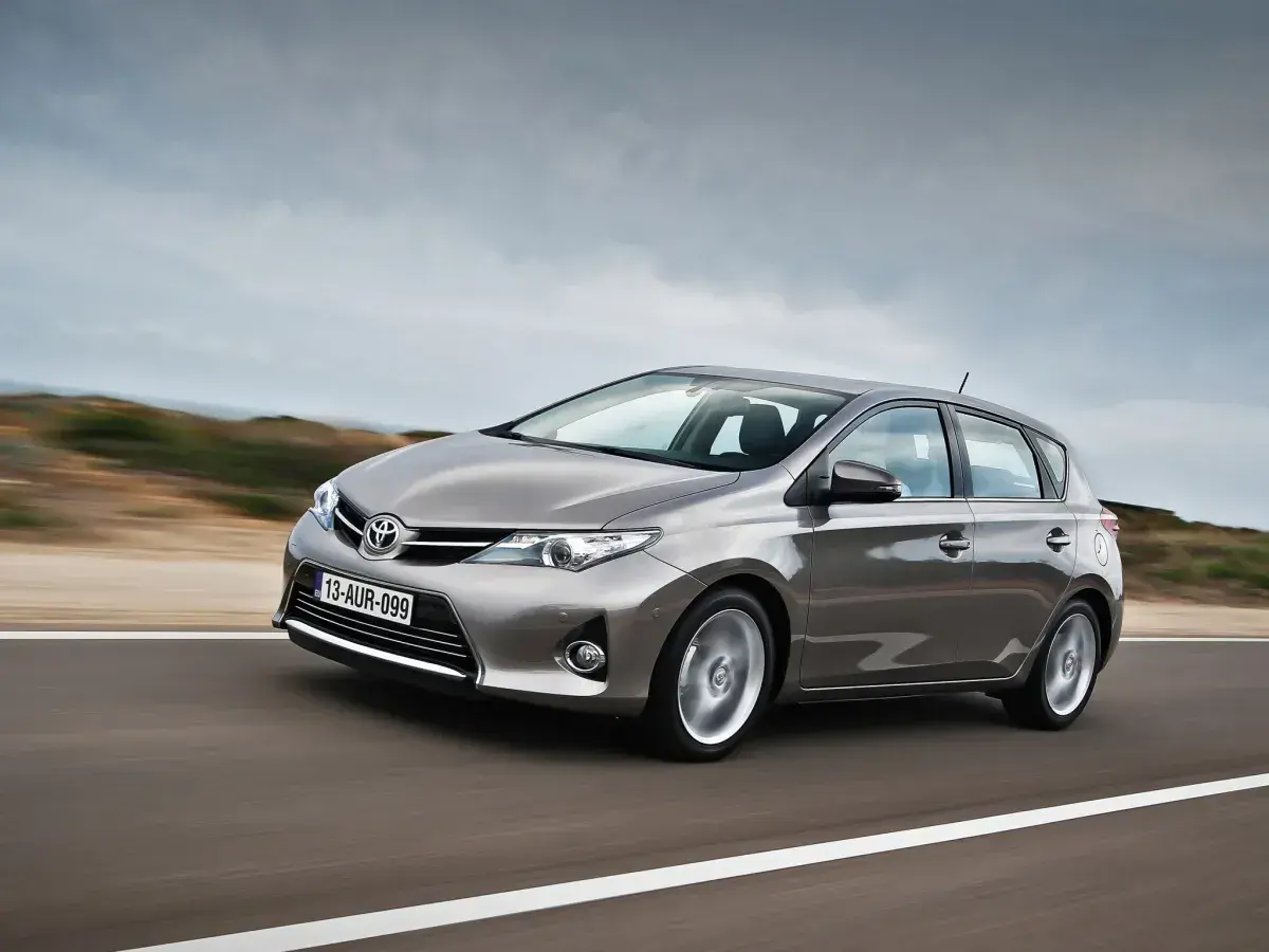 Szary Toyota Auris w ruchu. Wiele pozytywnych toyota auris opinie potwierdza jego niezawodność i komfort jazdy.