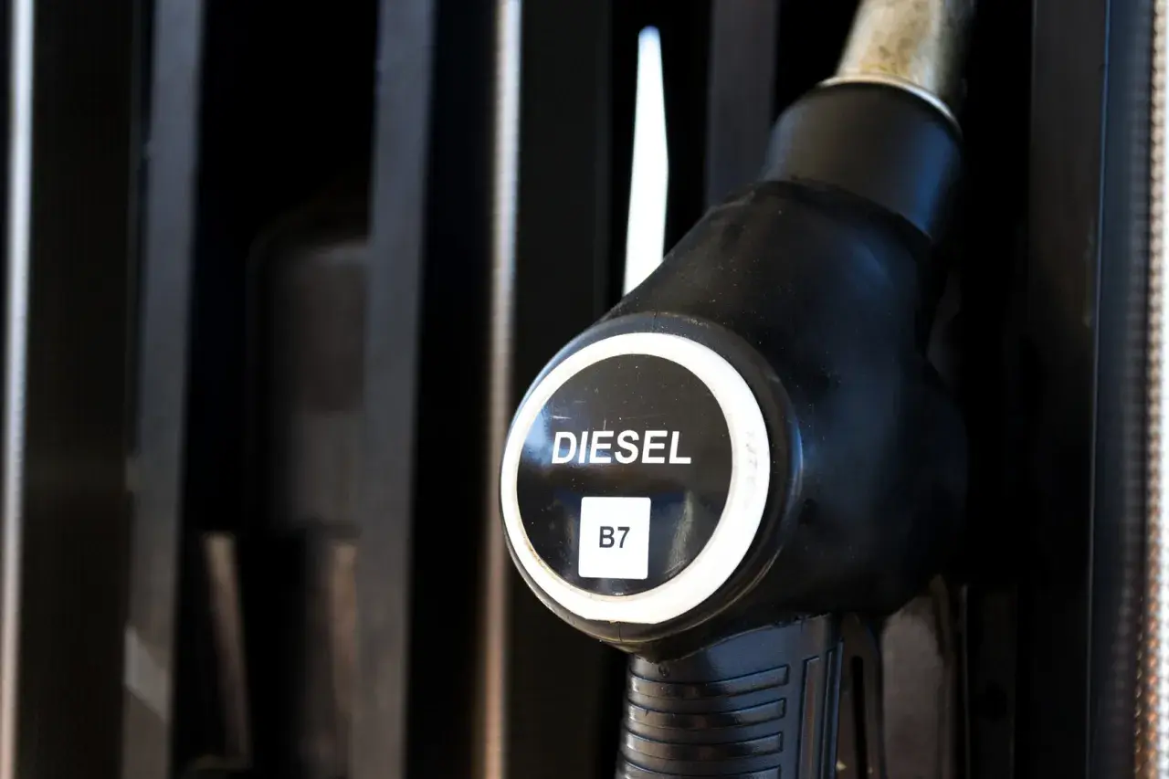 Dystrybutor paliwa z napisem DIESEL B7, gotowy do tankowania Peugeot 307 1.6 HDI.