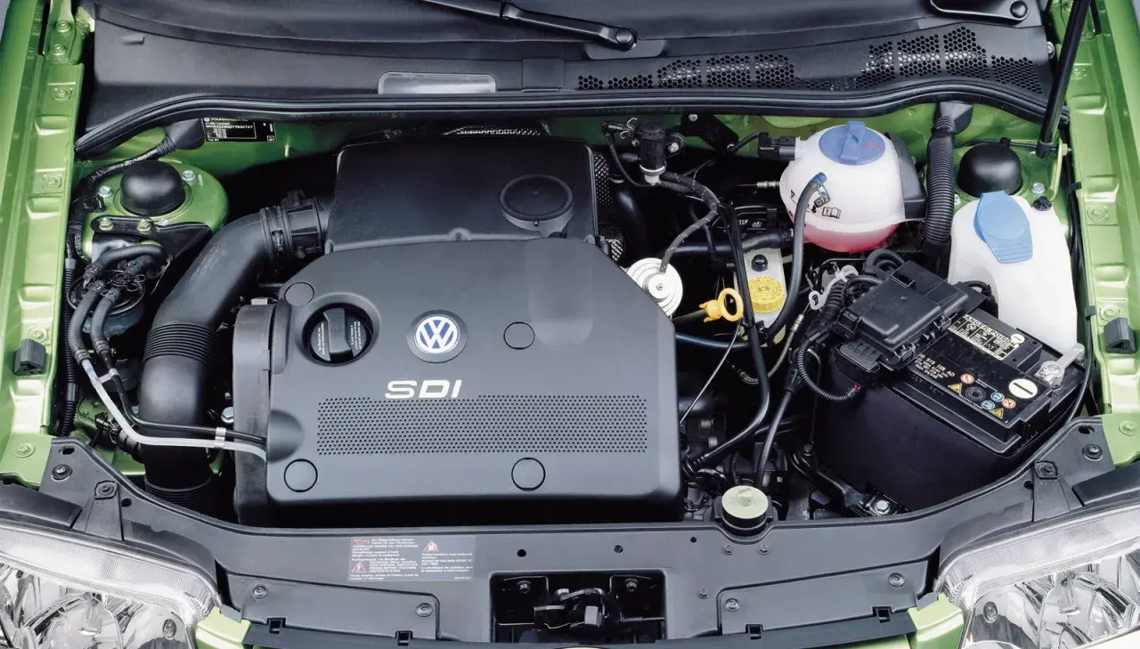 Silnik SDI Volkswagena, z widocznym logo i oznaczeniem, otoczony zielonymi elementami komory silnika.