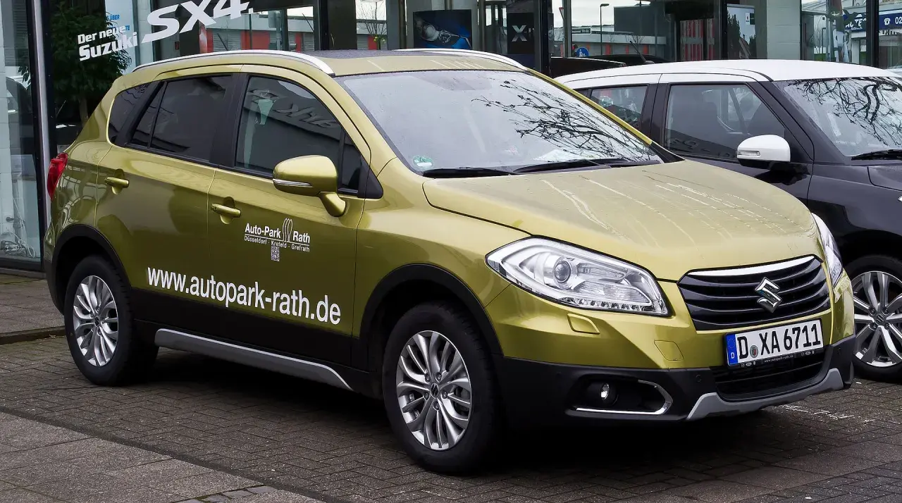 Złoty Suzuki SX4 S-Cross na placu dealerskim. Czy wady tego modelu są widoczne na pierwszy rzut oka?