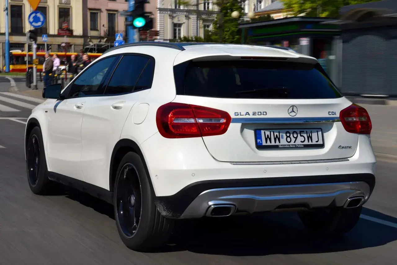 Biały Mercedes GLA 200 CDI 4MATIC na polskich tablicach WW 895WJ. Opinie i potencjalne usterki tego modelu są często dyskutowane przez kierowców.