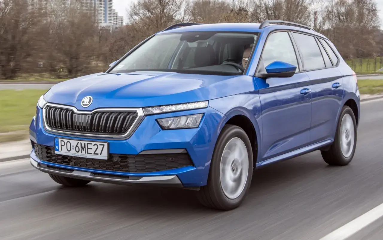 Niebieska Skoda Kamiq w ruchu drogowym. Kierowca za kierownicą. Wiele pozytywnych skoda kamiq opinie potwierdza jej walory.