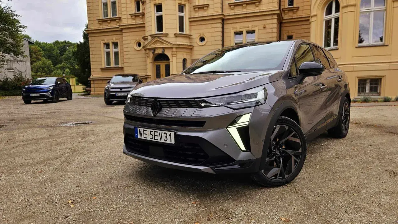 Szary Renault Symbioz przed zabytkowym budynkiem. Wiele osób szuka **Renault Symbioz opinie**, a ten model wygląda obiecująco.