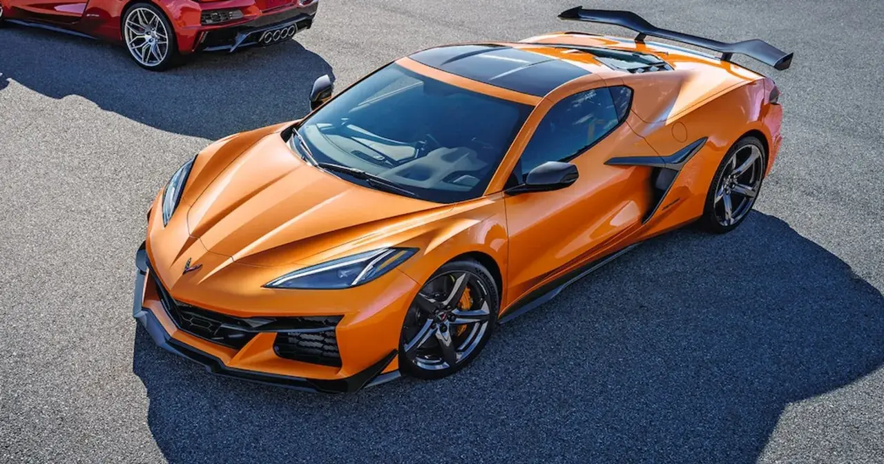 Pomarańczowy Chevrolet Corvette C8 na torze. Sprawdź, jaka jest corvette c8 cena i możliwości tego sportowego auta.
