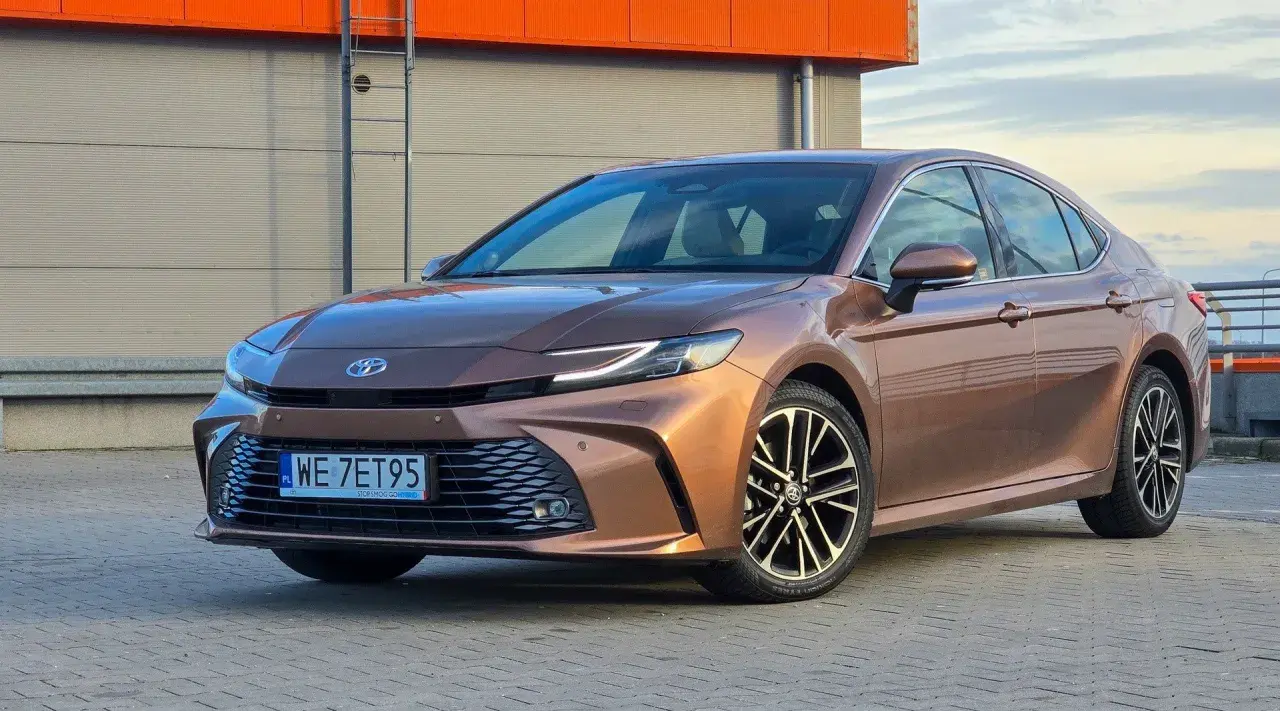 Brązowa Toyota Camry prezentuje się elegancko. Wiele osób chwali ten model, a opinie o Toyota Camry są zazwyczaj pozytywne.