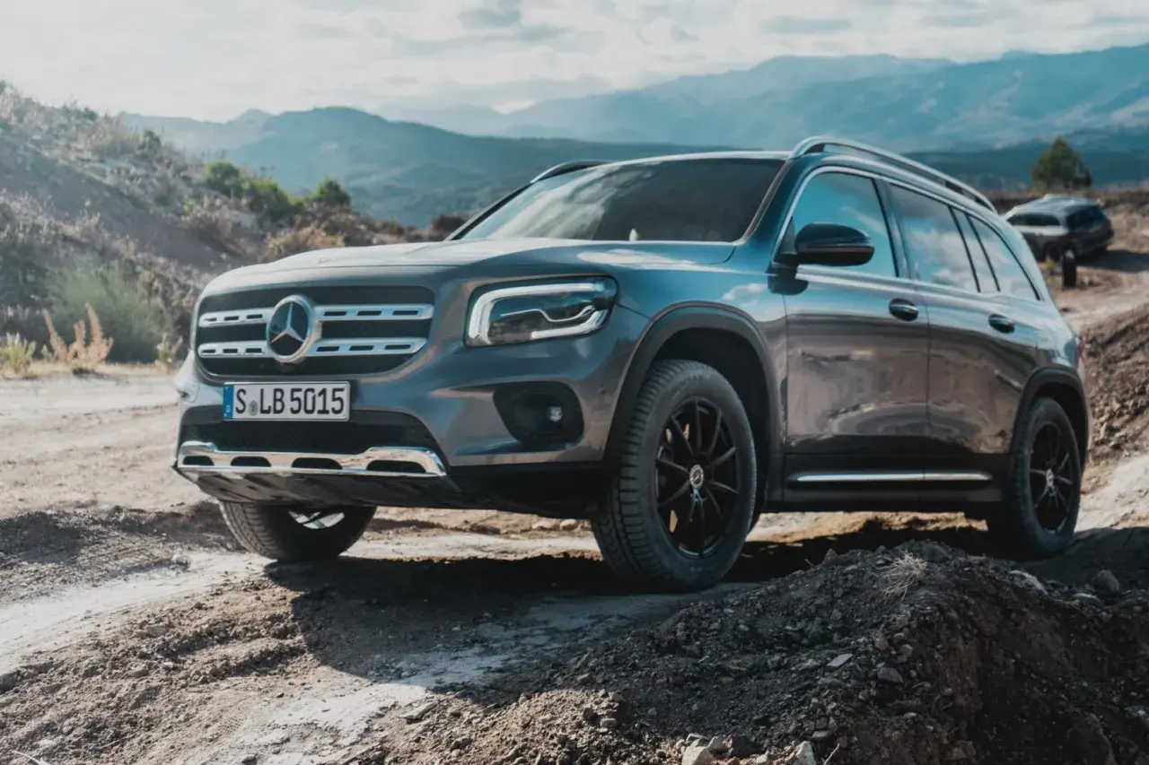 Szary Mercedes GLB na wyboistej drodze. Wiele osób szuka mercedes glb opinie przed zakupem, a ten model wygląda na gotowy na każde wyzwanie.