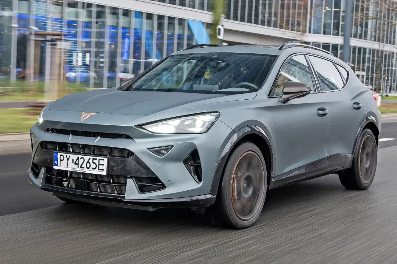 Szary Cupra Formentor w ruchu miejskim. Wiele osób szuka opinii o tym modelu, a ten egzemplarz wygląda świetnie.