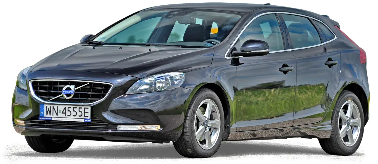 Czarne volvo hatchback z polskimi tablicami rejestracyjnymi WN 4555E, zaparkowane na tle zielonej trawy.