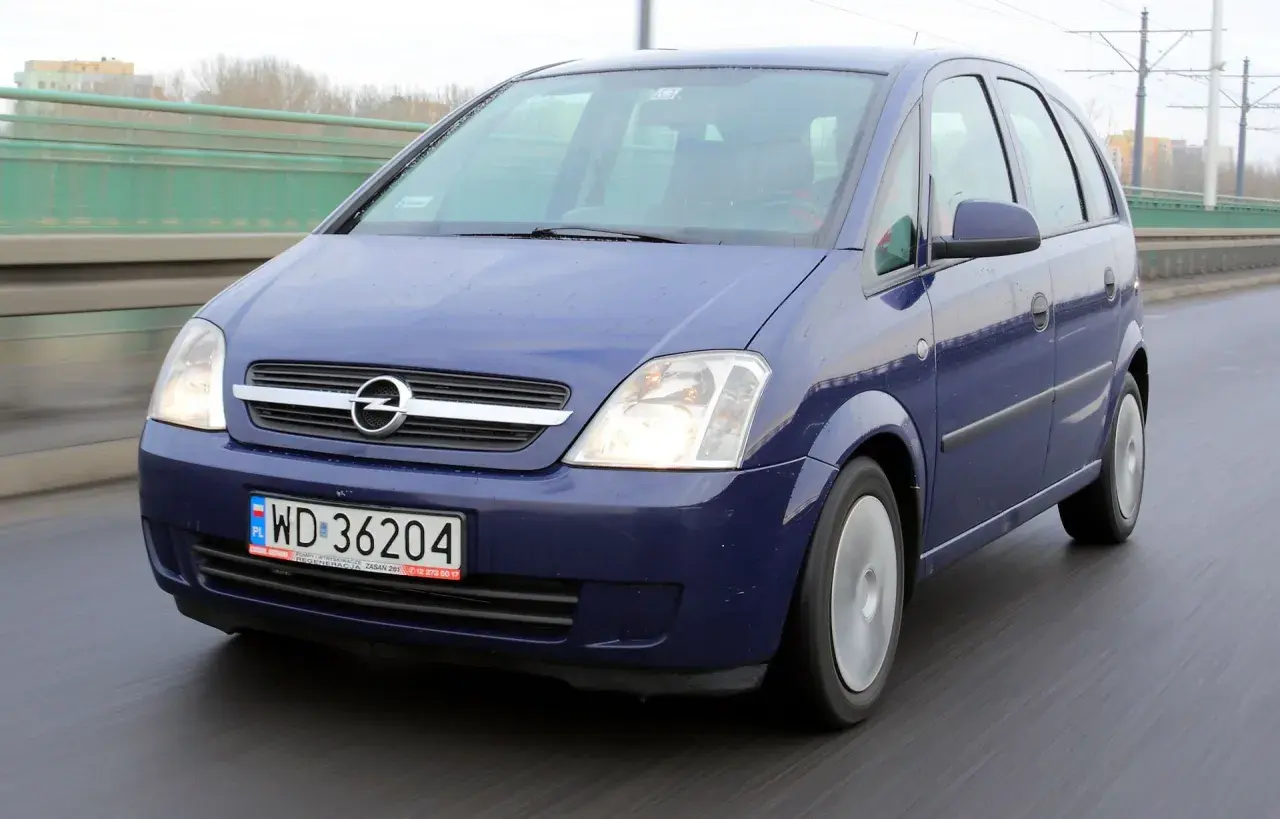 Niebieski Opel Meriva w ruchu drogowym. Wiele osób szuka opinii o tym modelu, a ten egzemplarz wygląda na zadbany.