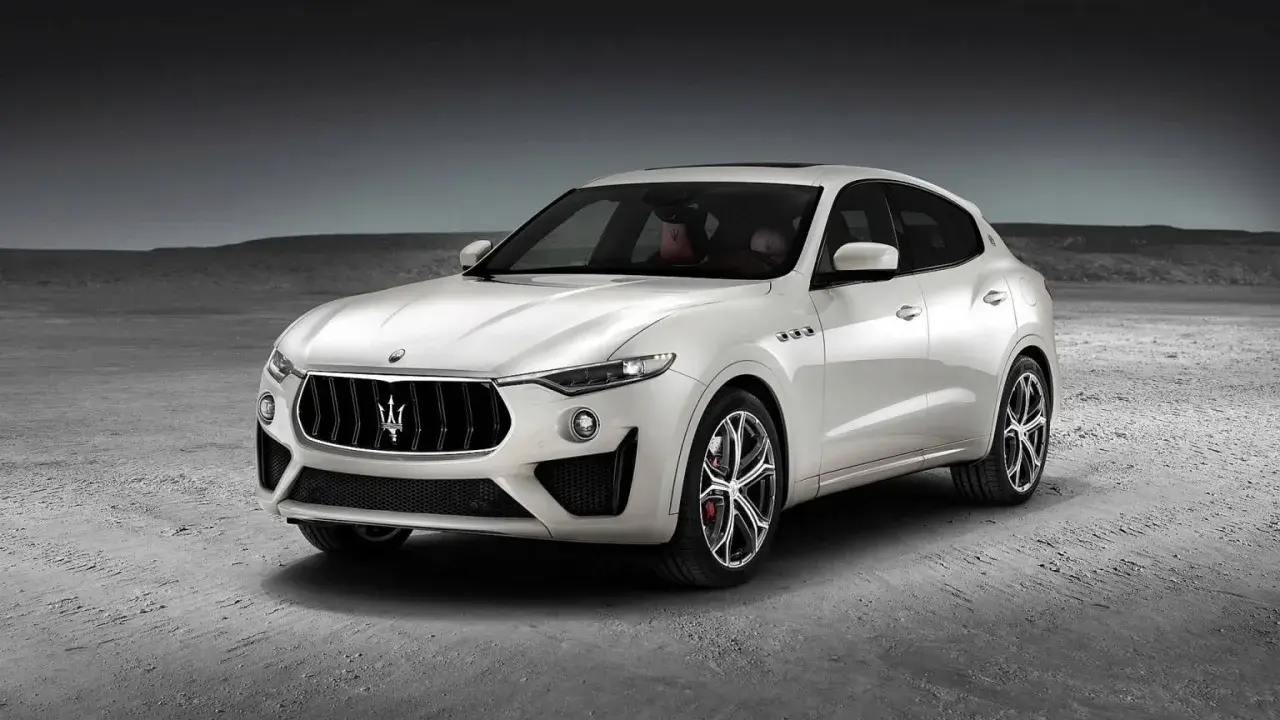 Biały Maserati Levante na pustkowiu. Sprawdź aktualną maserati levante cena i odkryj luksus.