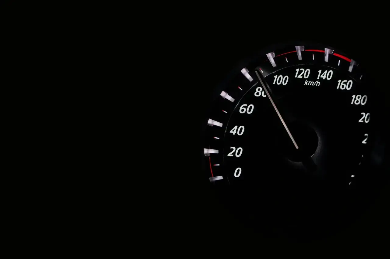 Przekroczenie prędkości o 30 km/h to 10 punktów karnych. Prędkościomierz wskazuje 110 km/h.