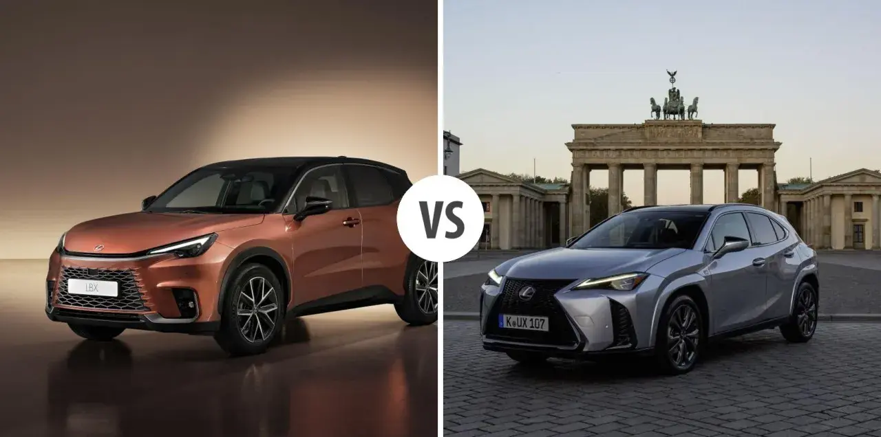 Dwa modele Lexus hatchback: miedziany LBX i srebrny UX, porównane na tle Bramy Brandenburskiej.