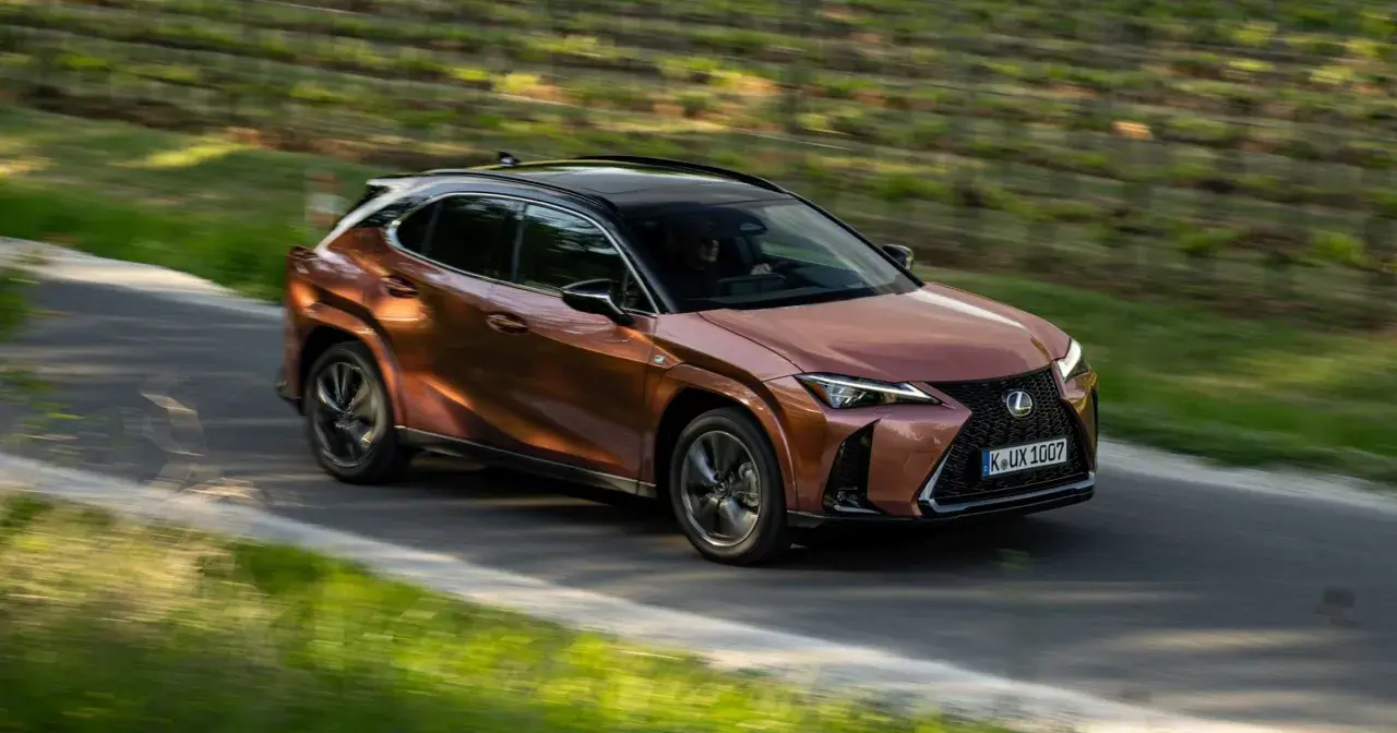 Miedziany Lexus UX na krętej drodze, idealny do miasta. Sprawdź nasze lexus ux opinie!