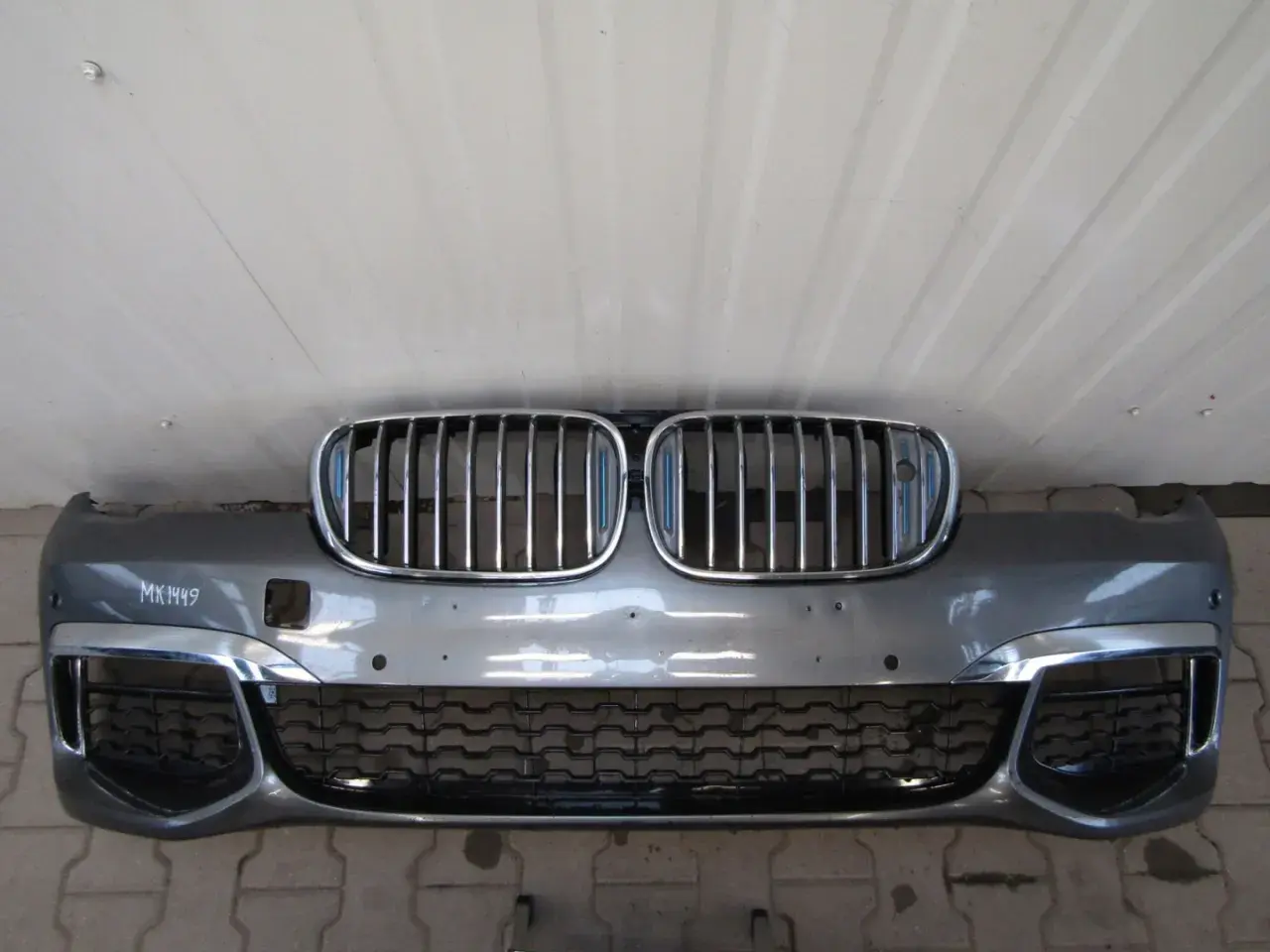 Szara atrapa zderzaka do BMW G10 z chromowanymi wstawkami i charakterystyczną atrapą chłodnicy.