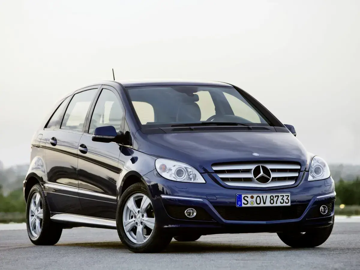 Ciemnoniebieski Mercedes Klasa B, idealny do miasta. Wiele pozytywnych mercedes klasa b - opinie.