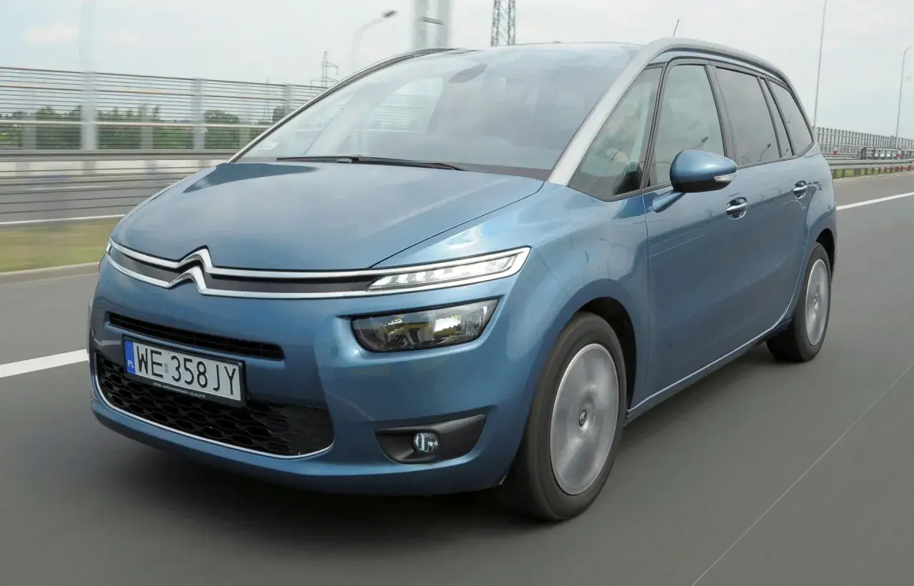 Niebieski Citroen C4 Grand Picasso 2.0 HDI na drodze.
