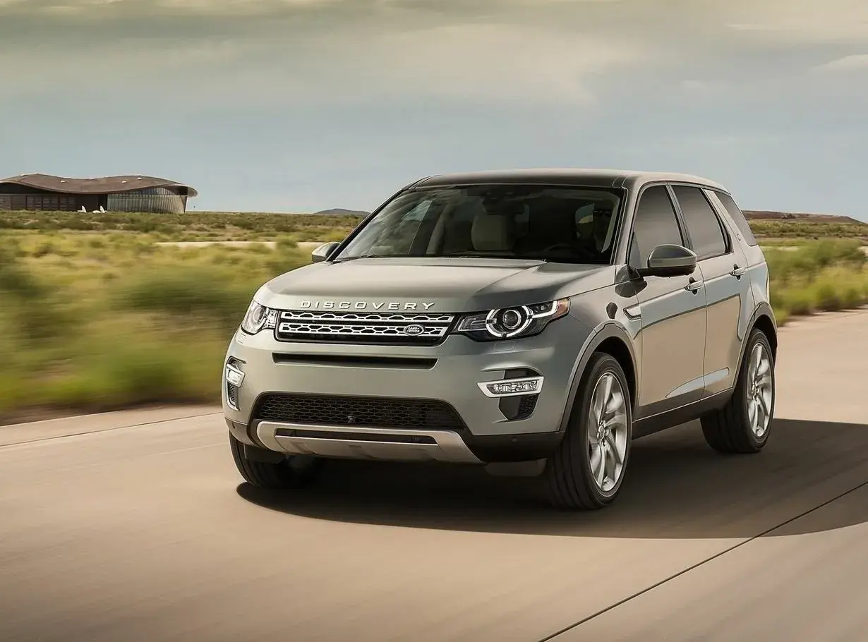 Szary Land Rover Discovery Sport w ruchu. Wiele osób szuka land rover discovery sport opinie przed zakupem.
