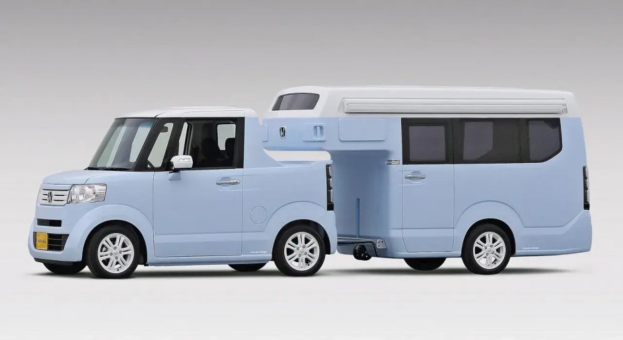 Niebieski kei truck z przyczepą kempingową, idealny na wakacyjne wyprawy.