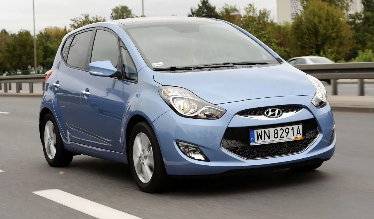 Niebieski Hyundai ix20 na drodze. Wiele osób szuka hyundai ix20 opinie, by dowiedzieć się więcej o tym modelu.