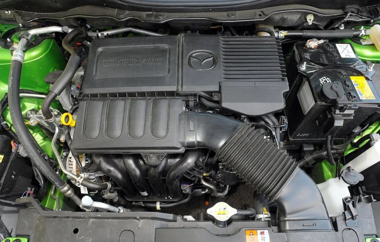 Silnik DOHC 16-zaworowy z systemem zmiennych faz rozrządu w zielonej Mazda 2 2008.