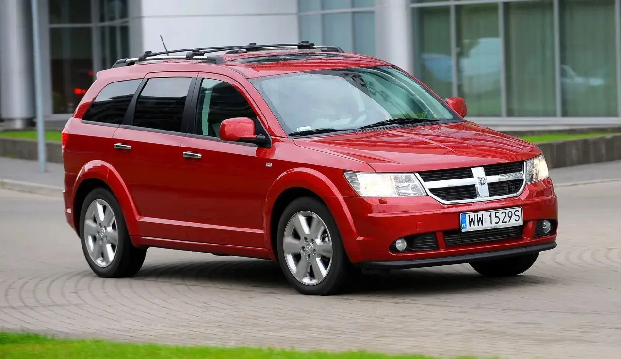 Czerwony Dodge Journey na polskich drogach. Wiele osób szuka dodge journey opinie, by podjąć decyzję o zakupie.