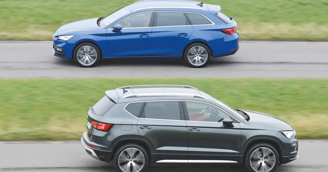 Niebieski Seat Leon kombi i szary Seat Ateca jadą obok siebie.