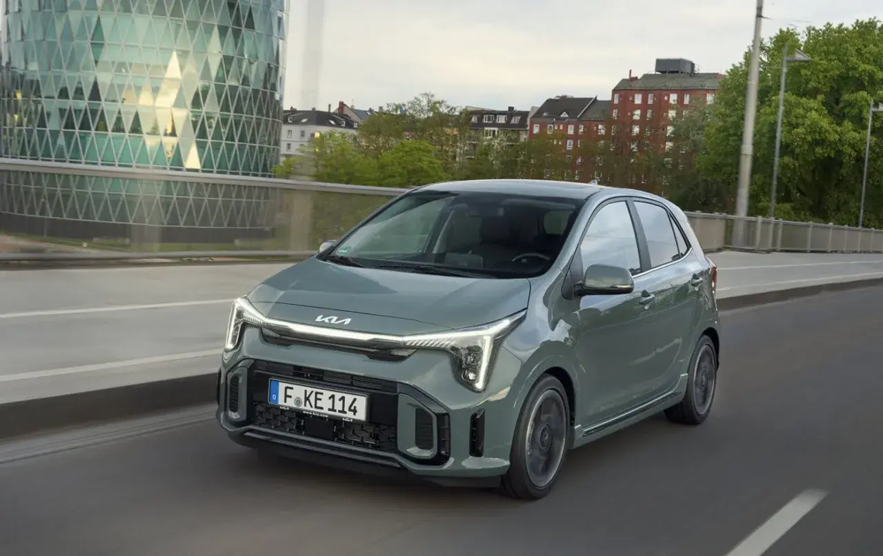 Nowe Kia Picanto w miejskim krajobrazie. Zobacz opinie i przekonaj się, czy to auto dla Ciebie.