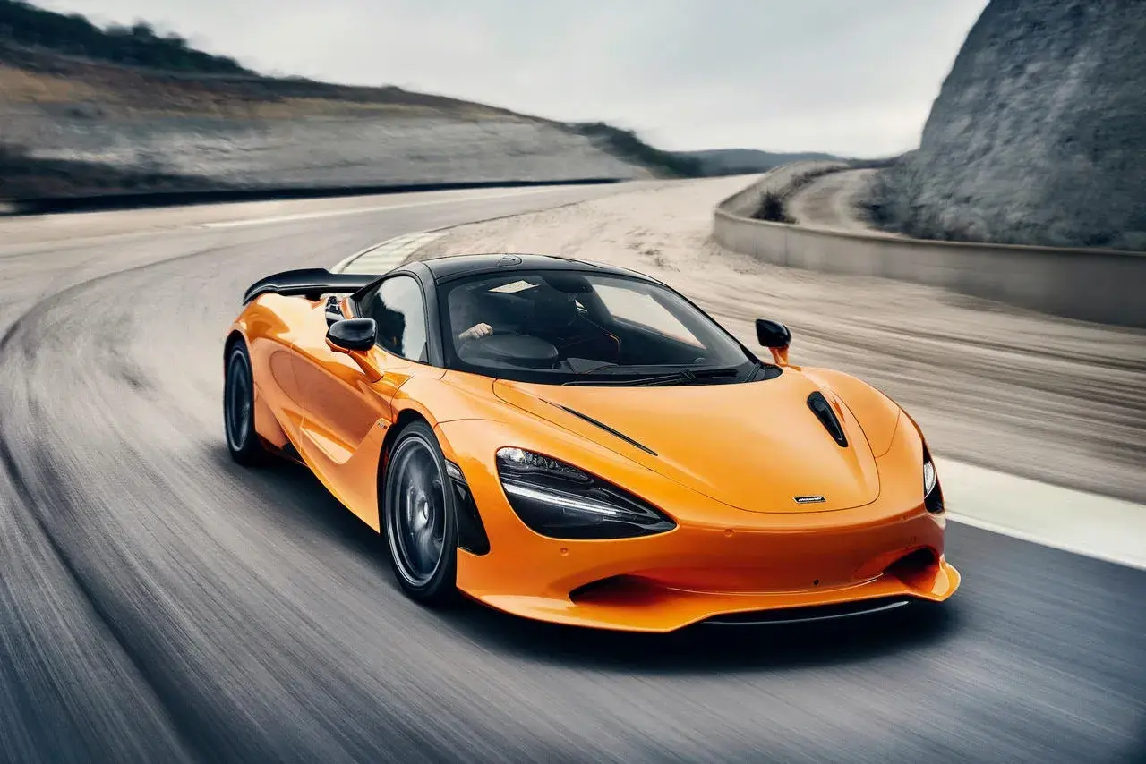 Pomarańczowy McLaren 720S na torze wyścigowym. Sprawdź aktualną mclaren cena i poczuj moc!