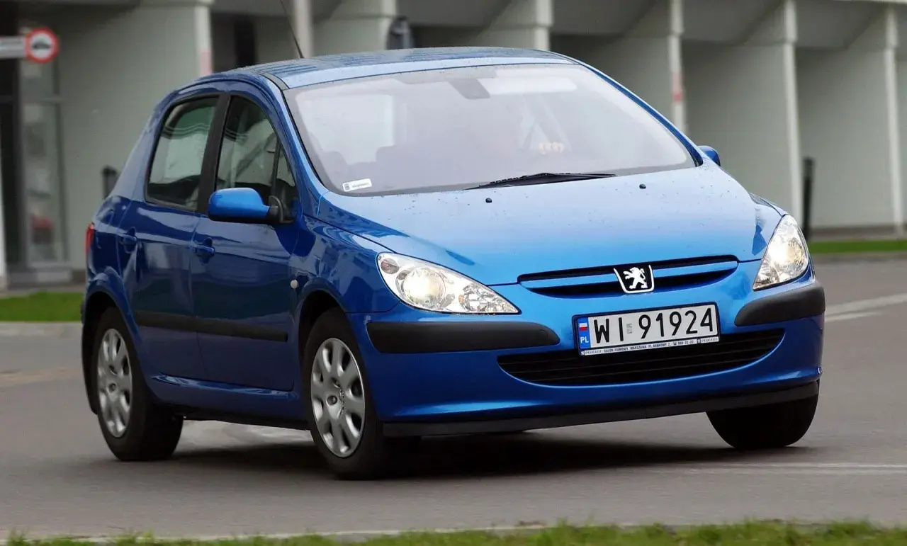 Niebieski Peugeot 307 1.6 benzyna w ruchu miejskim.