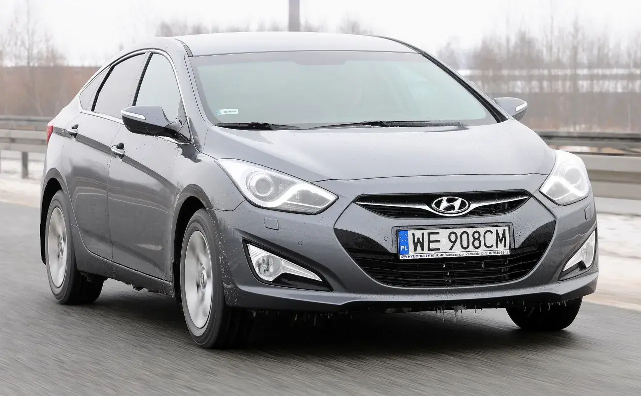 Szary Hyundai i40 1.7 CRDi na drodze, z widocznymi sopelkami lodu pod zderzakiem.