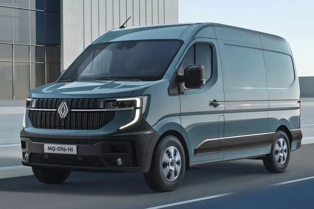 Nowy Renault Master w kolorze morskim, z nowoczesnym grillem i światłami LED. Poznaj jego imponujące renault master wymiary.