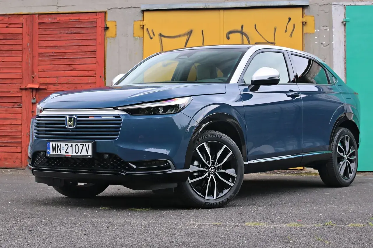 Niebieski Honda HR-V prezentuje swoje kompaktowe honda hrv wymiary na tle kolorowych garaży.