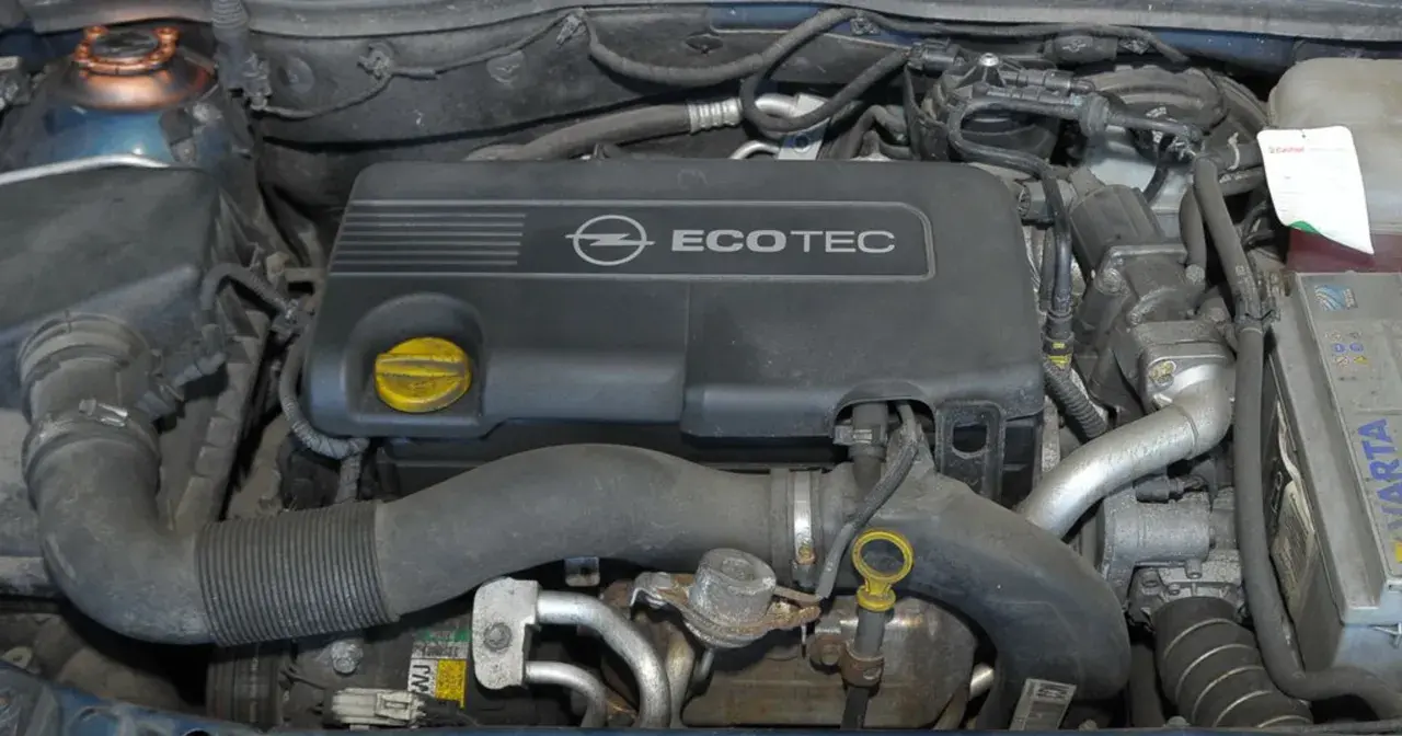 Silnik Ecotec w Oplu Astra 3. Widoczna pokrywa silnika, przewody i akumulator.
