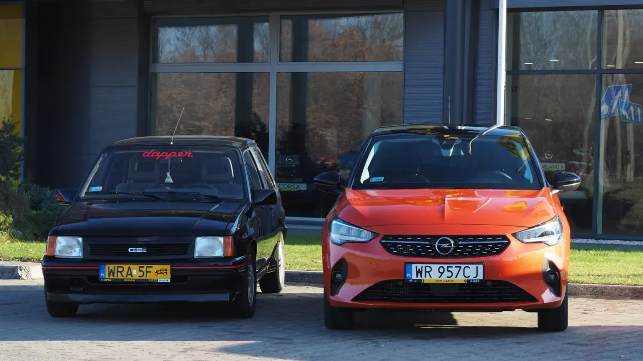 Dwa Ople: klasyczny czarny i nowoczesny pomarańczowy Opel Corsa 2022.