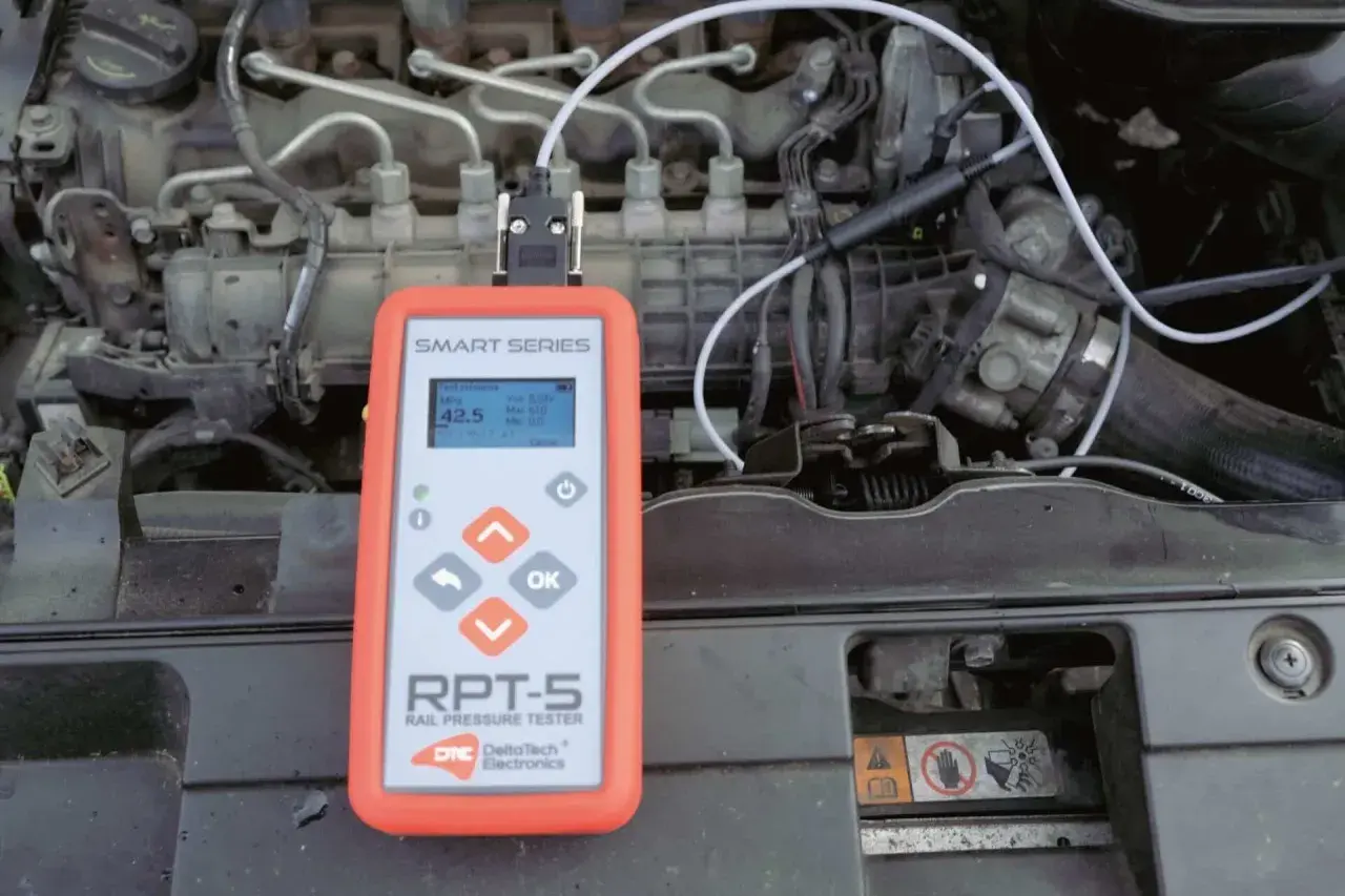 Tester ciśnienia common rail podłączony do silnika. Urządzenie RPT-5 pokazuje odczyt 42.5 MPa.