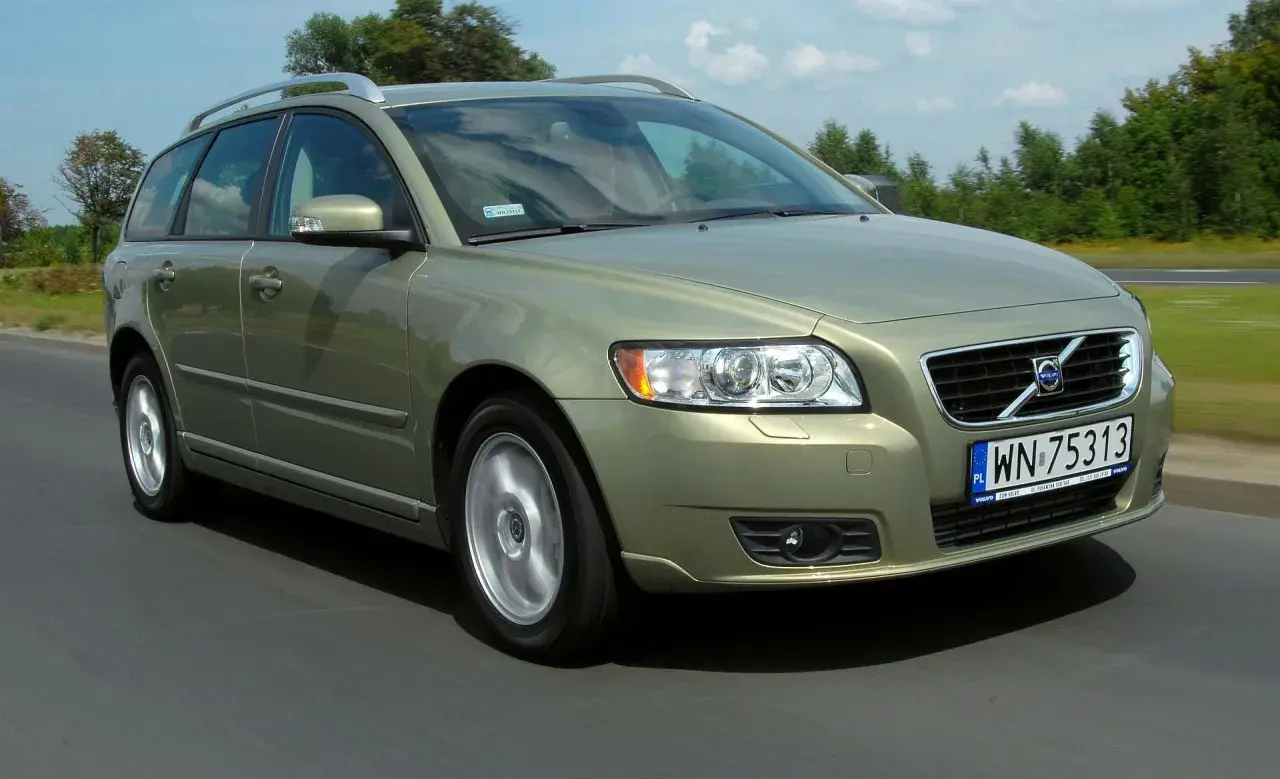 Złoty Volvo V50 w ruchu drogowym. Wiele osób szuka volvo v50 opinie, by podjąć decyzję o zakupie.