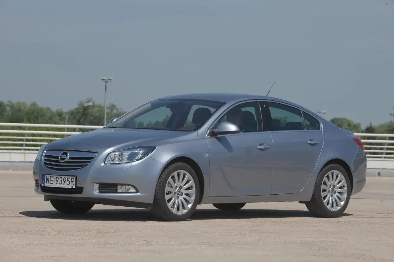 Srebrny Opel Insignia, sedan. Poznaj jego imponujące opel insignia wymiary i przestronne wnętrze.